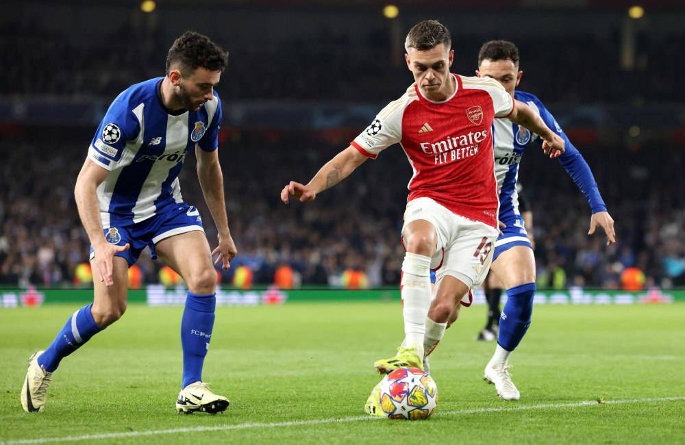 -精彩足球赛事中，一支球队瞬间逆袭取得胜利