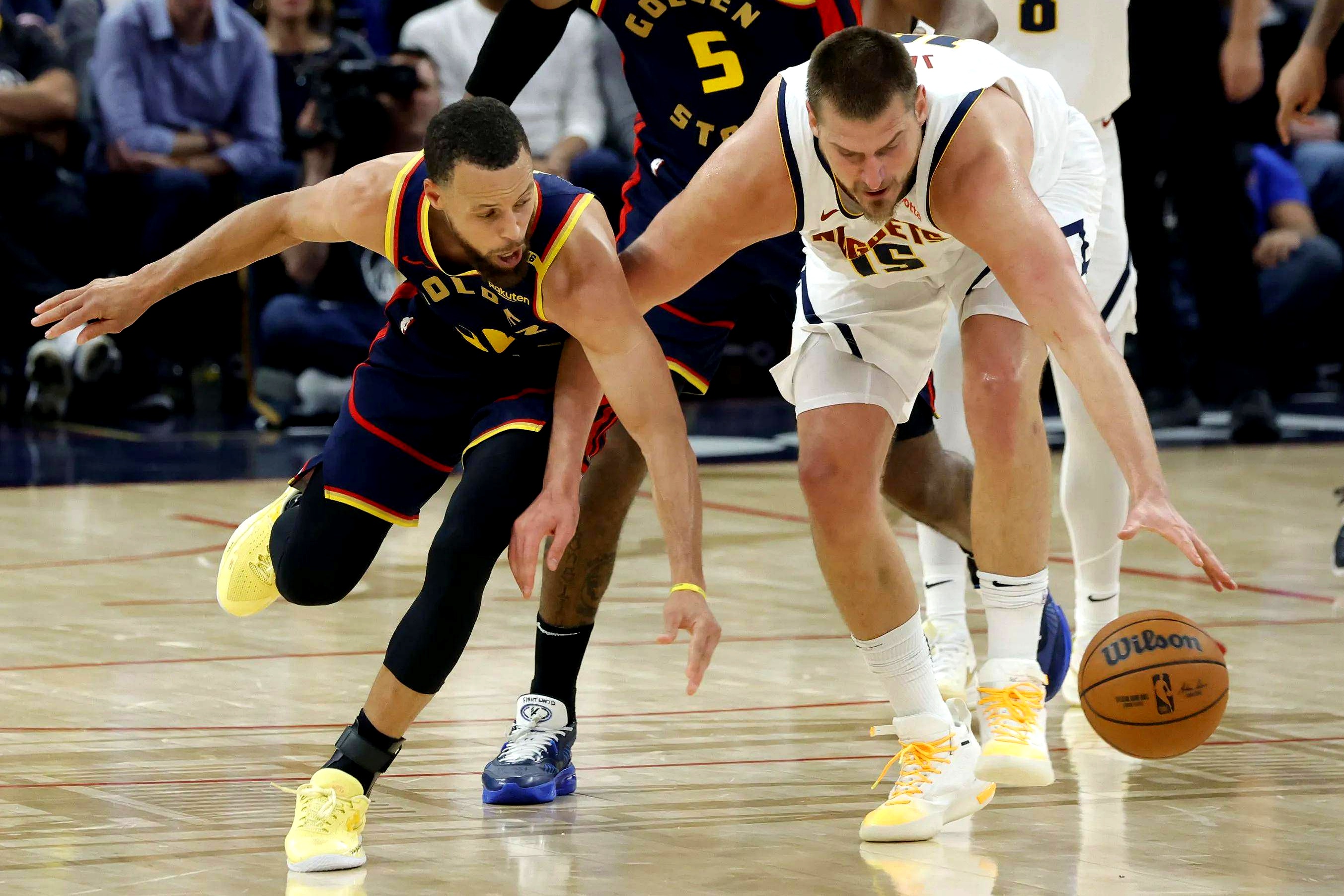 篮球比赛中惊险经过,胜负悬而未决 篮球比赛中惊险经过,胜负悬而未决