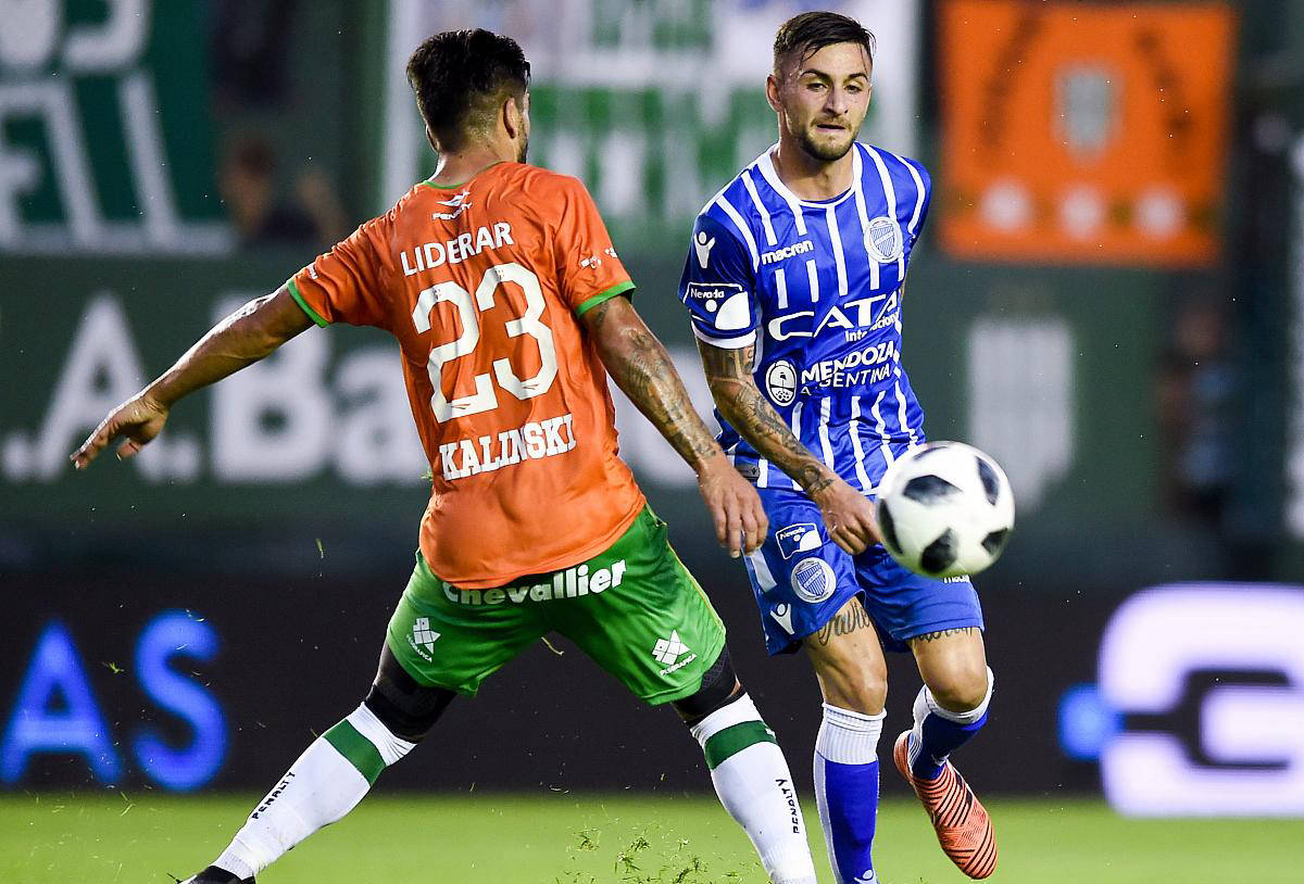 九游体育官网-阿贾克斯后防线表现不佳，备战下一场比赛