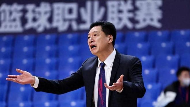 球队连胜在即,关键时刻表现出色 球队连胜在即,关键时刻表现出色