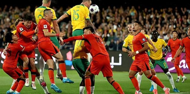 比赛中球员身体对抗的激烈程度令人震撼 比赛中球员身体对抗的激烈程度令人震撼