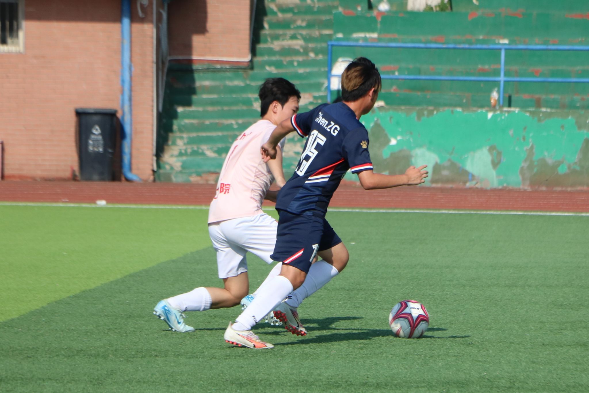 国内足球大赛场面激烈,球员斗志昂扬的简单介绍 国内足球大赛场面激烈,球员斗志昂扬的简单介绍