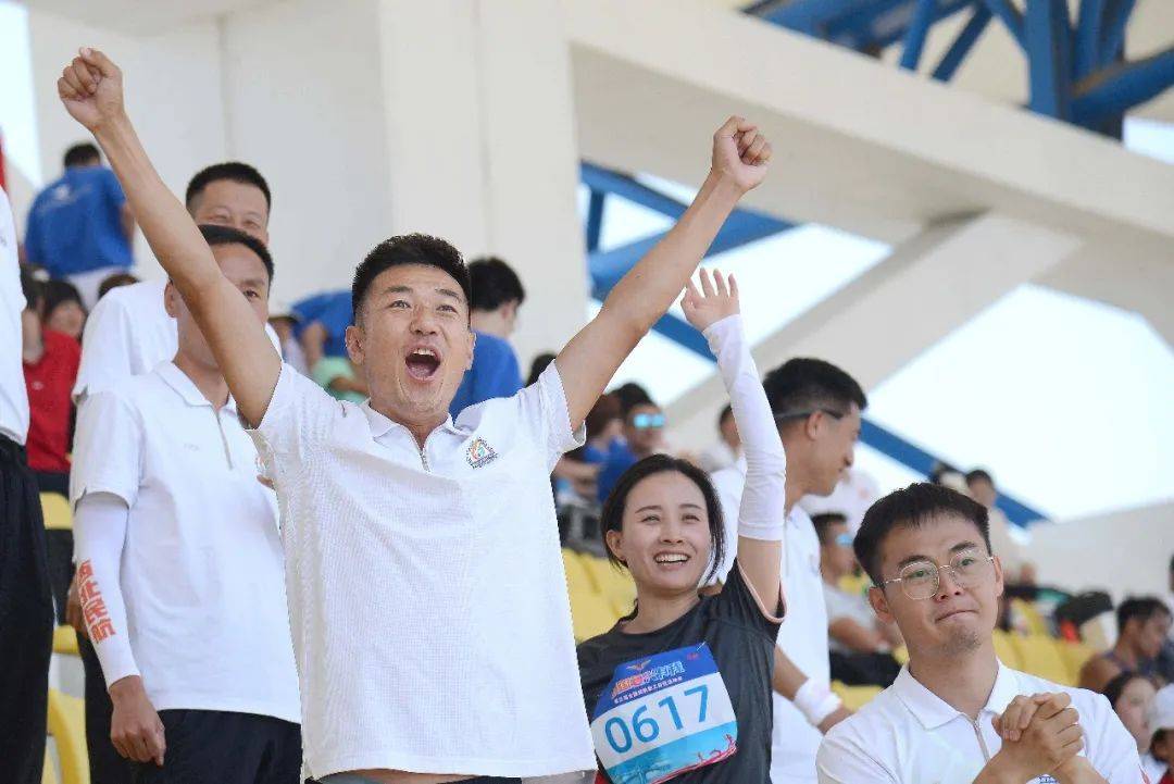 激动人心的比赛,球队勇往直前赢得胜利 激动人心的比赛,球队勇往直前赢得胜利