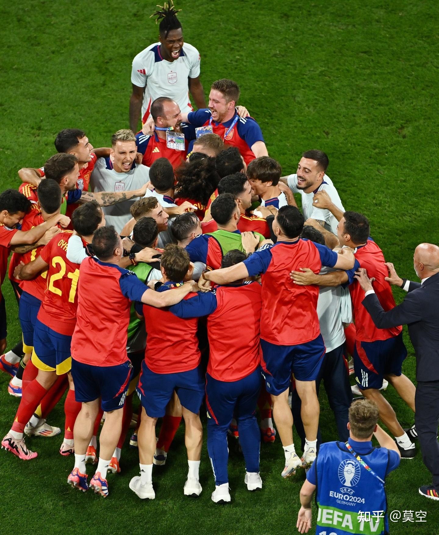 高水平的足球赛事让球迷们沉浸在激烈角逐中 高水平的足球赛事让球迷们沉浸在激烈角逐中