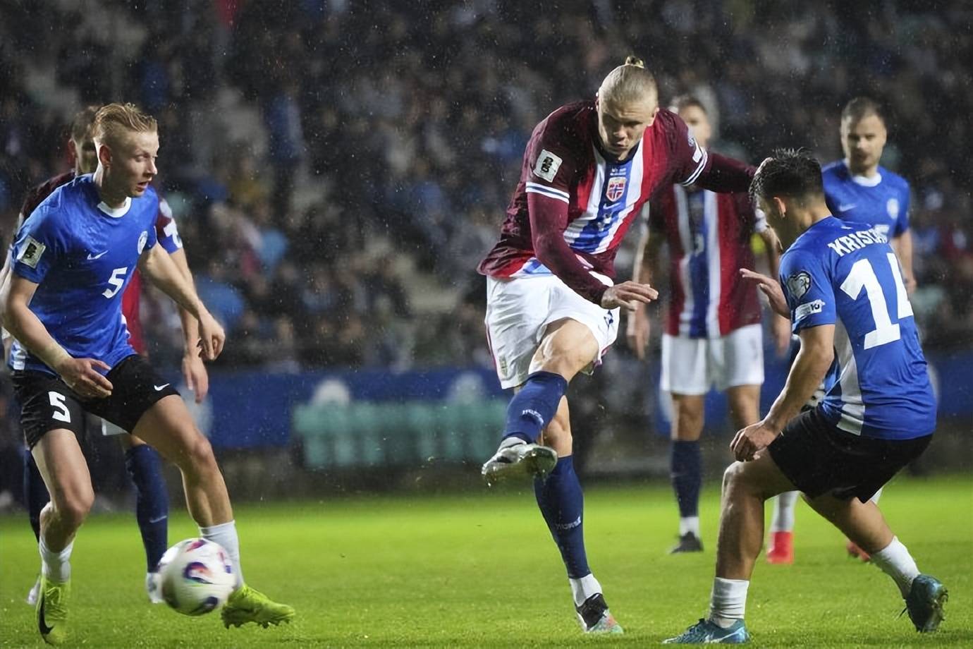 包含意大利足球联赛上演激烈对决，胜者晋级的词条