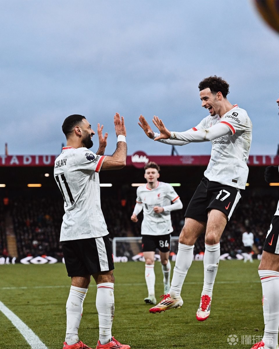 外籍球员在比赛中展现出色发挥，为球队赢得宝贵胜利